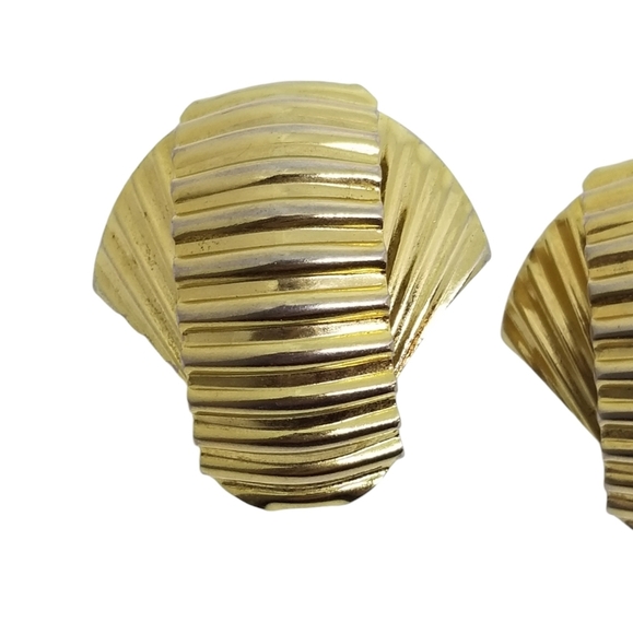 VINTAGE LARGE EGYPTIAN QUEEN STYLE  GOLDTONE TEXTURED STATEMENT EARRINGS - Picture 5 of 6